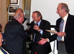 Presidente e Vicepresidente premiano L. Manelli
