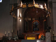 Duomo: il candelabro circolare e le spoglie di S.Epifanio