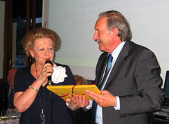 Scambio di omaggi fra la Presidentessa dello Zonta Club di S. Margherita e il Presidente del Circolo La Barcéla
