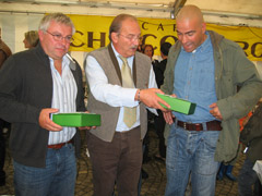 Gigi Rognoni ringrazia il Sindaco di Airolo (a sinistra) e il rappresentante di Leventina Turismo